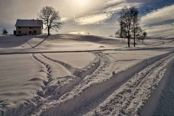 hus om vinteren i sne