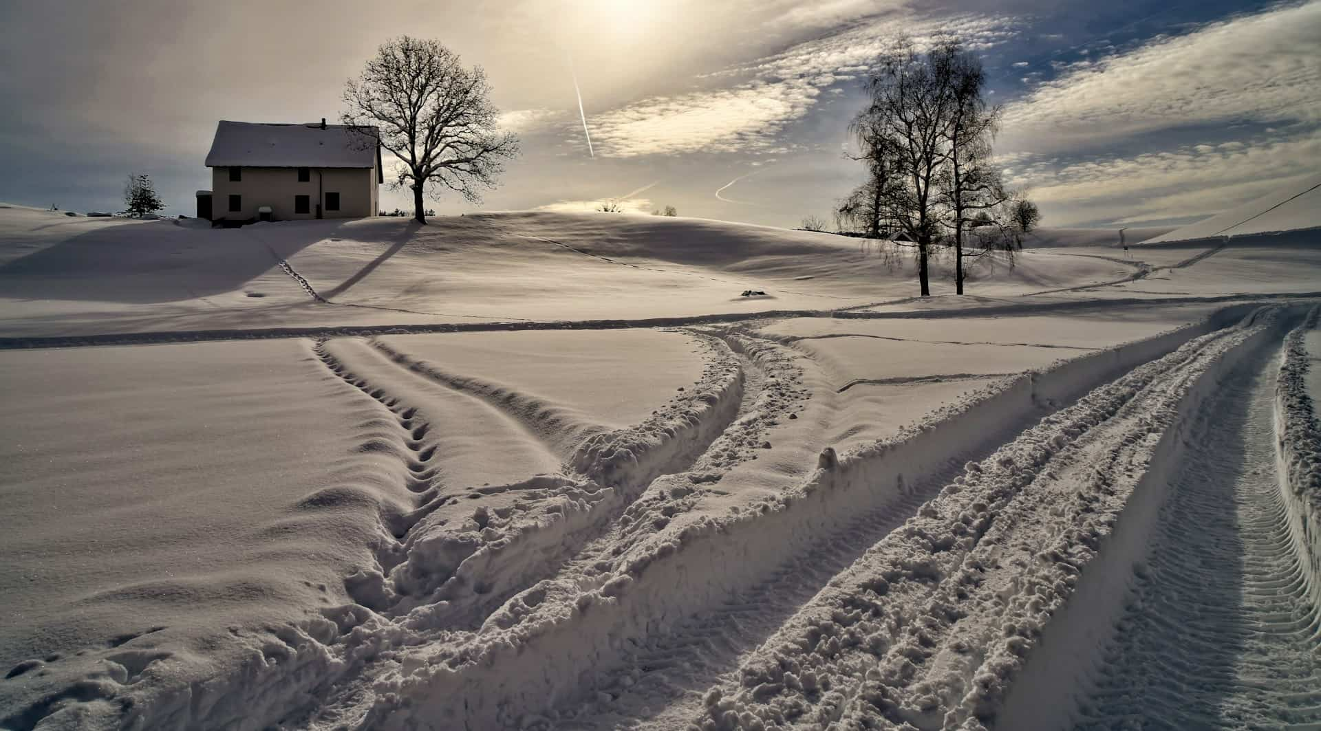 hus om vinteren i sne