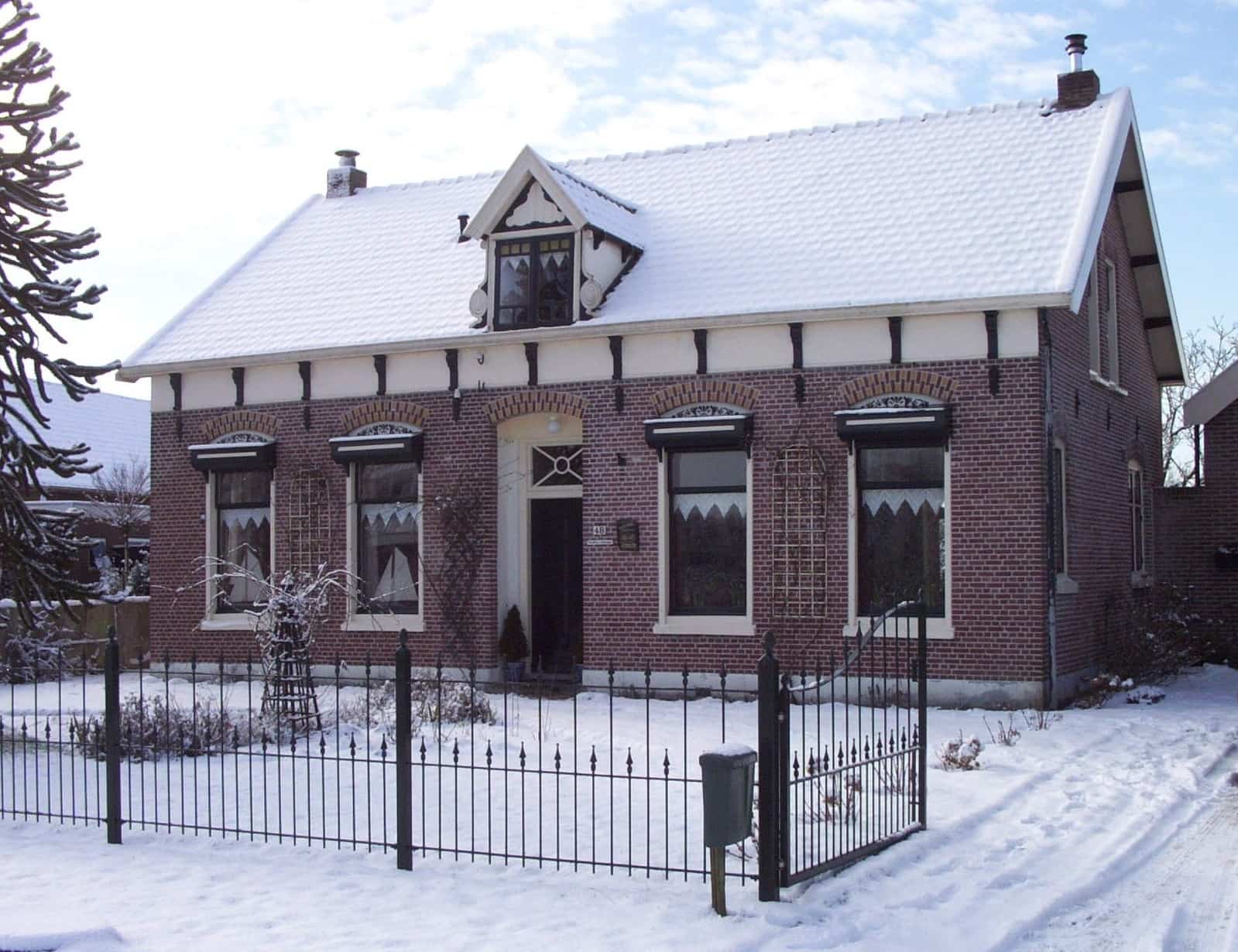 hus om vinteren med sne på taget